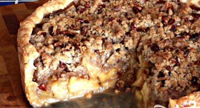 Пряный яблочный пирог с орехами
