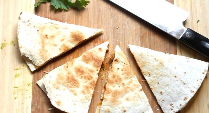 Кесадилья с курицей и пико де гайо