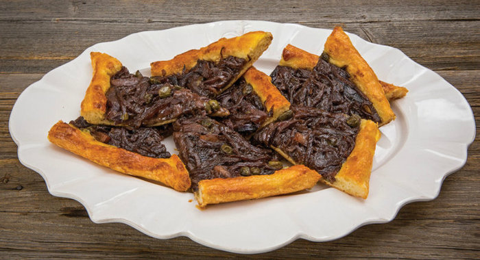 Луковый пирог из слоеного теста