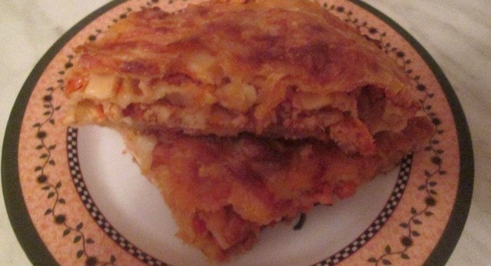 Мясной пирог с соусом бешамель