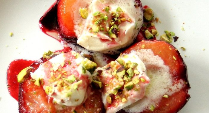 Запеченные сливы с мороженым