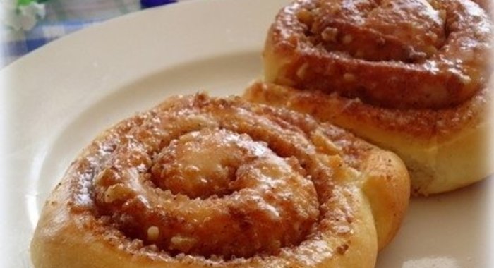 Плюшки с корицей, орехами и белым шоколадом