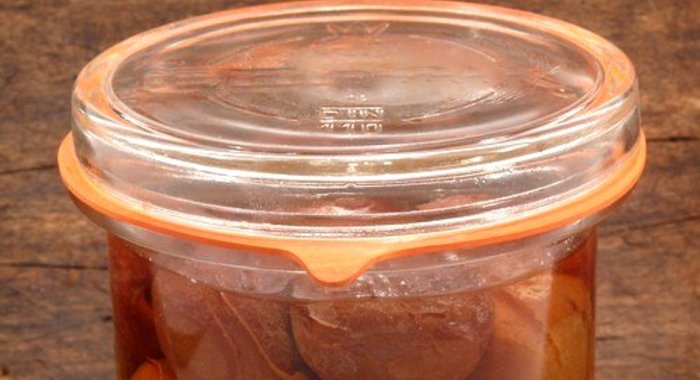 Ароматный маринованный чернослив в арманьяке