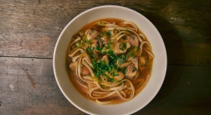 Азиатский суп с грибами, зеленым луком и лапшой