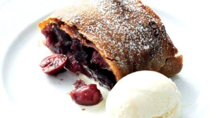 Штрудель с вишней