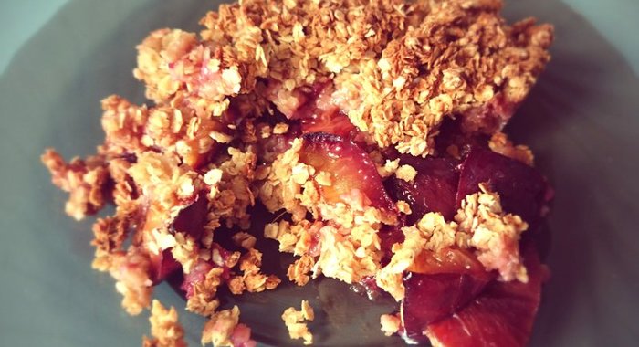 Диетический сливовый крамбл