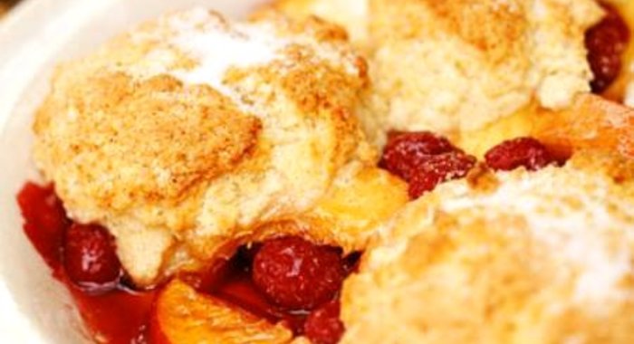 Десерт с персиками и малиной