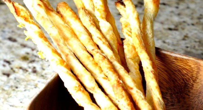 Палочки из слоеного теста