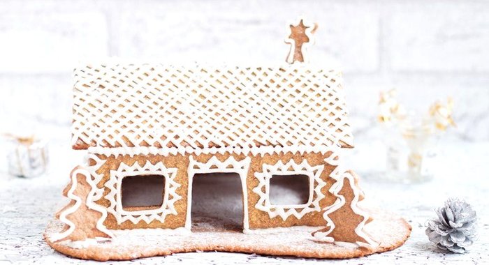 Домик пряничный с сахарными узорами