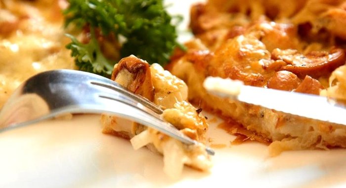 Пирог с грибами, сметаной и сыром