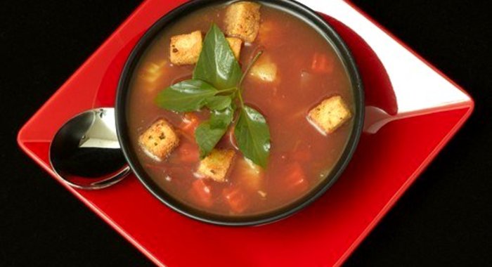 Суп со шпиком, помидорами и чесноком