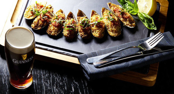 Мидии под пармезановой крошкой