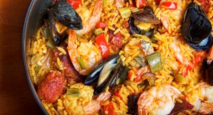 Быстрая паэлья с колбасой и морскими гадами