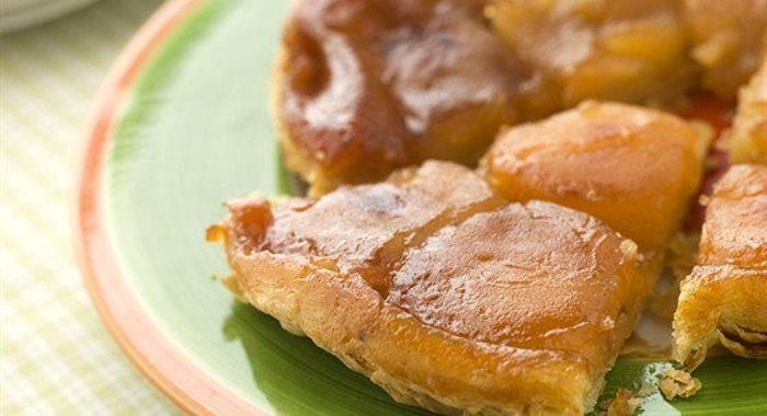 Пирог с карамелизованными яблоками и орехами пекан