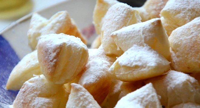 Бантики слоеные в сахарной пудре