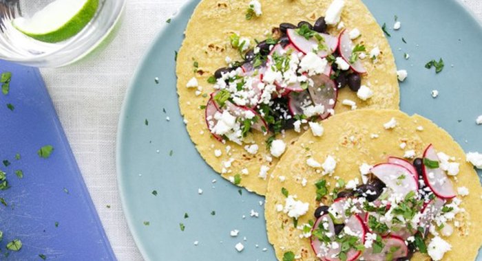 Тако с черной фасолью, редисом и фетой