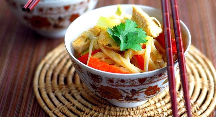 Рисовая лапша с курицей по-азиатски
