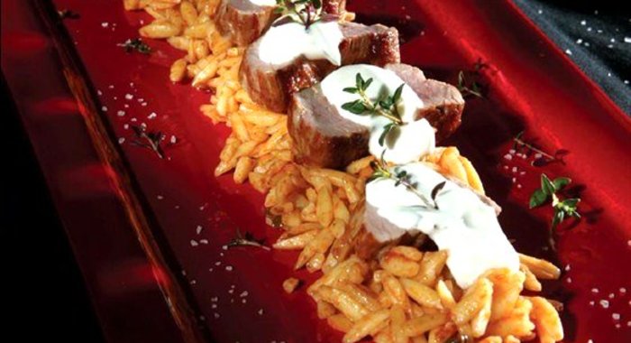 Свиная вырезка с орзо и соусом дзадзики