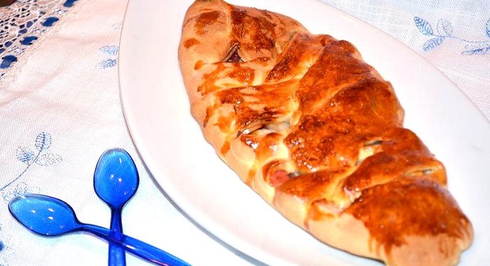 Кулебяка с яблоком и сахаром