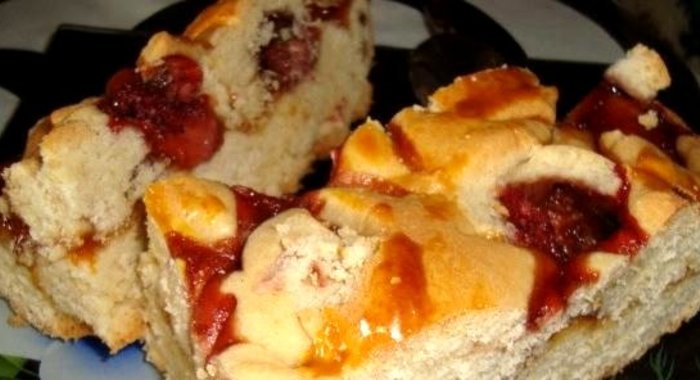 Пирог с арбикосами и клубникой