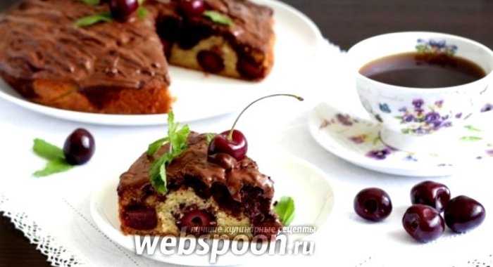 Нежный пирог с черешней и клубникой