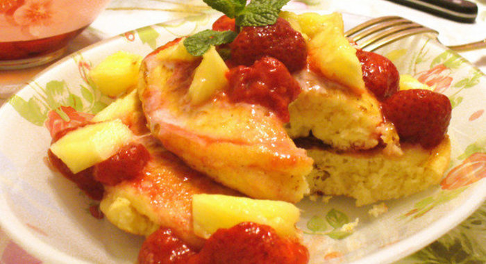 Оладьи pancake с клубникой и ананасом