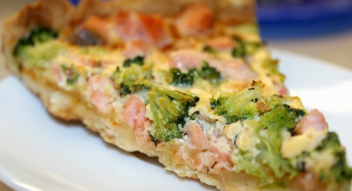 Киш с рыбой и брокколи