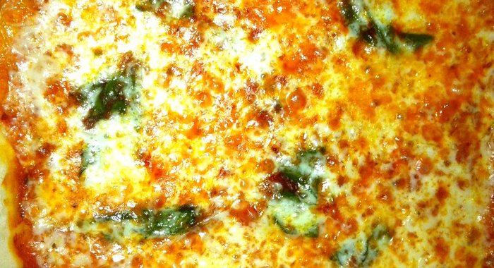 Пицца «Маргарита» с базиликом