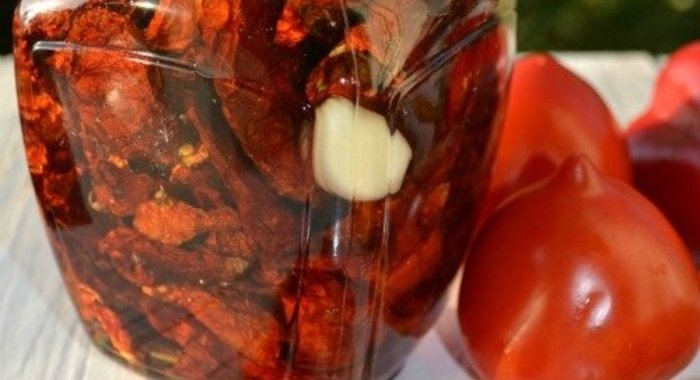 Вяленые помидоры с базиликом