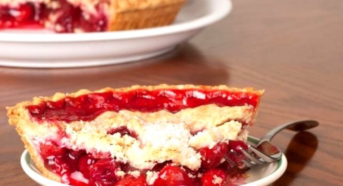 Слоеный пирог с вишней