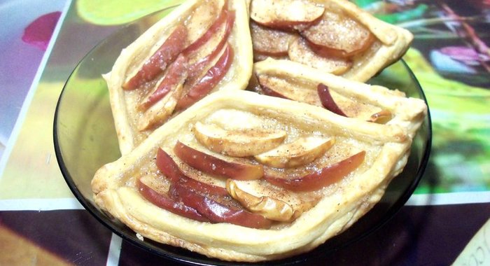 Слойки с яблоками