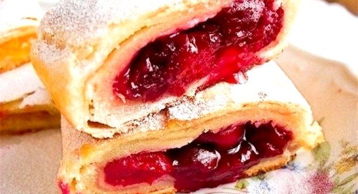 Штрудель с вишней классический