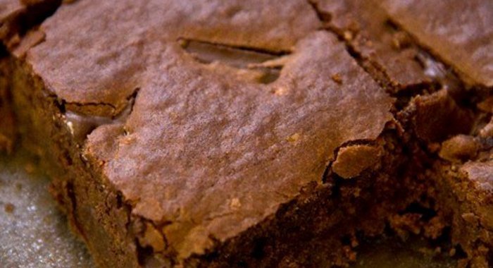 Брауни с миндалем и черносливом