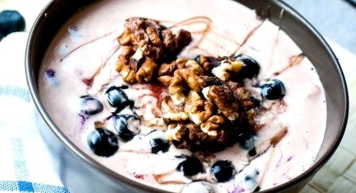 Маскарпоне с теплыми ягодами и грецкими орехами