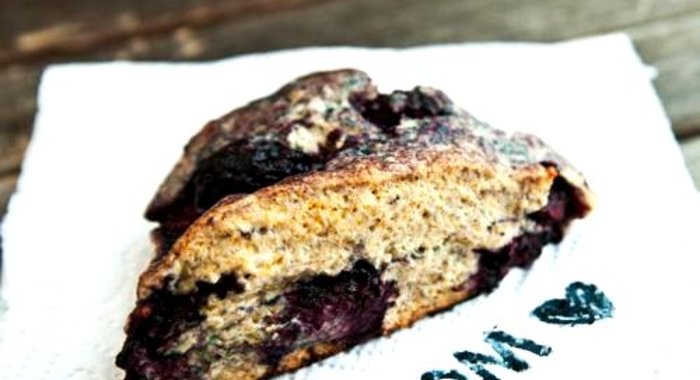 Пирог с медом и ежевикой