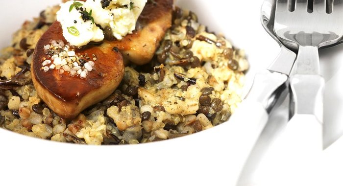 Ризотто из чечевицы, перловки, гречки и дикого риса с фуа-гра и козьим сыром