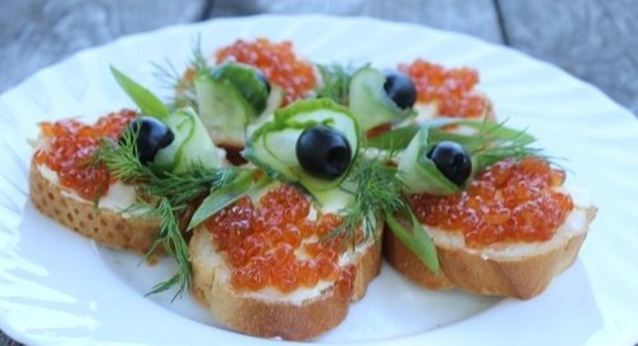 Бутерброды с красной икрой