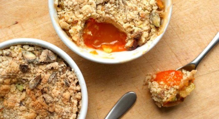 Порционный крамбл с абрикосами и фисташками