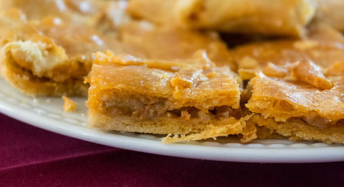 Пирог с тунцом и красным луком