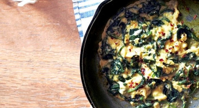 Яичница со шпинатом