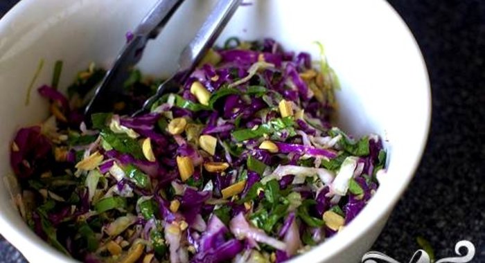Салат с капустой и арахисом