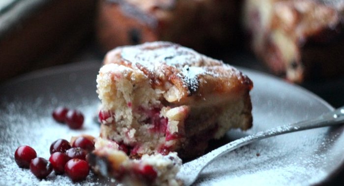 Яблочный пирог с клюквой и коричным сахаром