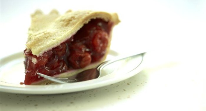 Вишневый пирог с миндалем