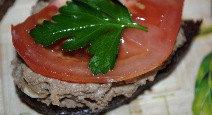 Пикантные гренки с печенью