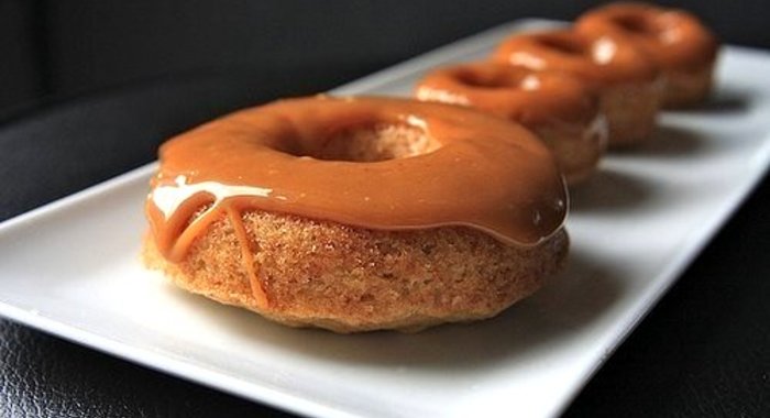 Яблочные пончики с карамелью