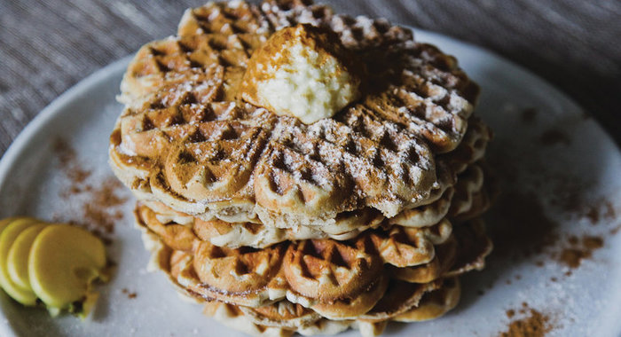 Домашние вафли с яблоком и корицей