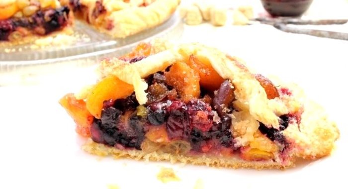 Пирог из слоеного теста с ягодами