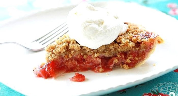 Пирог с клубникой, ревенем и посыпкой