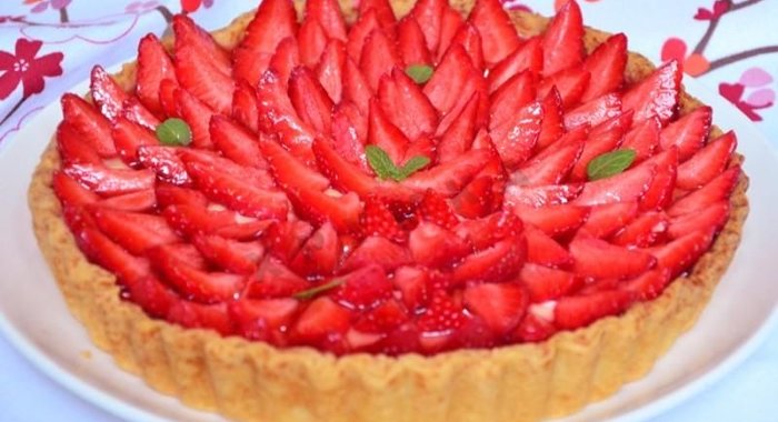 Тарт пирог с заварным кремом и клубникой свежей