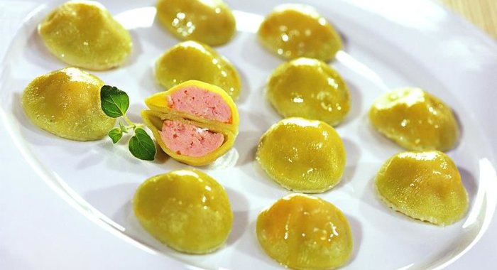 Зеленые пельмени с лососем